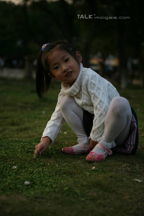东方人,儿童,一个人,蹲,竖图,室外,白天,正面,毛衣,裙子,游戏,纯洁,草地,草坪,植物,亚洲,仅一个女性,仅一个人,握,服装,朦胧,模糊,拿,玩,拿着,休闲装,黄种人,娱乐,草,树,树木,小孩,衣服,绿色,白色,自然,仅一个小孩,休闲,休闲服,可爱,童年,童趣,握着,短裙,服饰,生长,成长,活动,半身裙,发泄,消遣,智力,童真,烂漫,无邪,宣泄,天真,女孩,女人,女性,亚洲人,孩子,蹲着,玩耍,嬉戏,彩图,全身,绒衣,套衫,套头毛衣,线衣,女生,hascy1