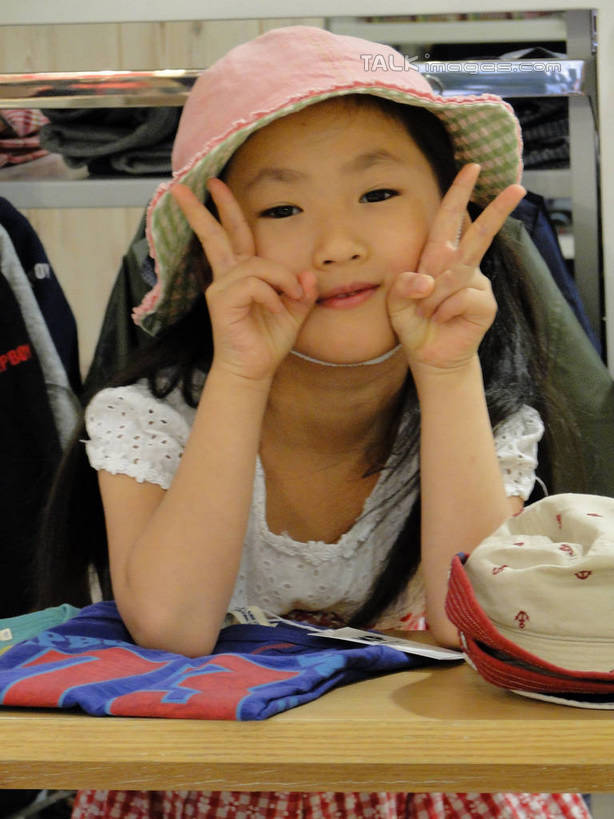 东方人,儿童,一个人,商店,站,笑,微笑,竖图,室内,白天,正面,购物,快乐,兴奋,纯洁,骄傲,成功,胜利,消费,超市,帽子,衣架,亚洲,仅一个女性,仅一个人,许多,撑,吊挂,悬挂,服装,挂,托腮,休闲装,黄种人,小孩,衣服,粉色,遮阳帽,试穿,手势,托,站着,仅一个小孩,休闲,休闲服,展示,可爱,童年,童趣,自信,金融,百货,服饰,童装,衣着,服装店,穿着,托下巴,陈列,选购,贸易,童真,百货公司,烂漫,无邪,服饰店,血拼,衣饰,天真,女孩,女人,女性,亚洲人,孩子,挂衣架,晾衣架,站立,半身,彩图,欢乐,开心,购物商场,购物中心,商业中心,女生,hascy1