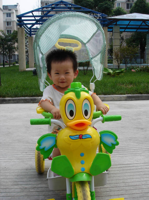 东方人,儿童,一个人,高楼大厦,坐,笑,微笑,露齿笑,竖图,室外,白天,正面,纯洁,植物,大厦,建筑,摩天大楼,亚洲,仅一个男性,仅一个人,一辆,阴影,服装,光线,影子,地面,休闲装,黄种人,车,树,树木,小孩,衣服,黄色,绿色,天空,阳光,自然,天,驾驶,开车,仅一个小孩,休闲,休闲服,可爱,童年,童趣,服饰,生长,成长,遮阳棚,卡通人物,载具,童真,唐老鸭,烂漫,无邪,天真,玩具车,男孩,男人,男性,亚洲人,孩子,坐着,彩图,全身,大楼,高层建筑,高楼,摩天楼,男生,hascy1