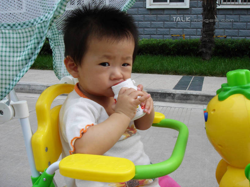 东方人,儿童,一个人,高楼大厦,坐,笑,微笑,露齿笑,横图,室外,白天,侧面,纯洁,草地,草坪,植物,大厦,建筑,摩天大楼,亚洲,仅一个男性,仅一个人,一辆,握,咬,阴影,服装,光线,影子,食品,地面,拿,拿着,休闲装,黄种人,车,草,树,树木,食物,小孩,衣服,黄色,绿色,天空,阳光,自然,瓶子,塑料制品,零食,天,驾驶,开车,仅一个小孩,休闲,休闲服,塑料瓶,可爱,童年,童趣,握着,服饰,生长,成长,遮阳棚,咬着,卡通人物,载具,童真,唐老鸭,烂漫,无邪,天真,玩具车,男孩,男人,男性,亚洲人,孩子,坐着,半身,彩图,大楼,高层建筑,高楼,摩天楼,男生,hascy1