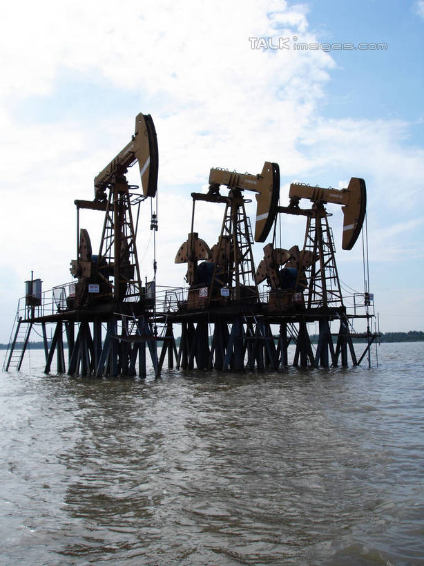 无人,竖图,室外,白天,正面,旅游,度假,河流,美景,水,中国,亚洲,一排,许多,阴影,环保,整齐,电力,光线,钢材,电缆,电线,影子,支架,河水,景观,水流,水面,云,云朵,云彩,娱乐,电塔,江苏,排列,蓝色,白云,蓝天,天空,阳光,自然,天,享受,休闲,和谐,景色,放松,能源,晴朗,支撑,生态,回收,波光粼粼,资源,队列,自然风光,供电设备,开采,钻井,油田,利用,低碳,东亚,循环,高压电塔,高压输电线,江苏省,扬州,中华人民共和国,华东地区,苏,江苏油田,扬州市,高压电线塔,高压塔,持续,晴空,彩图,hascy1