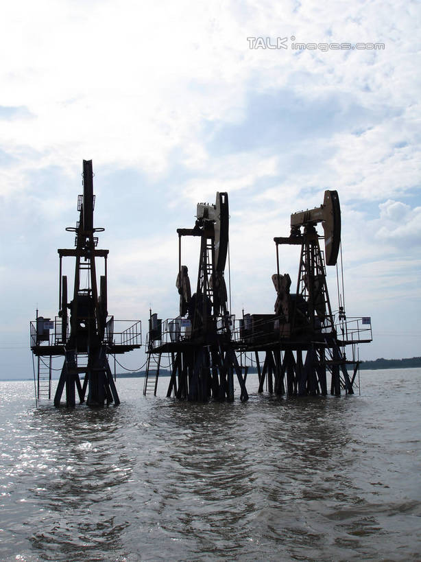 无人,竖图,室外,白天,正面,旅游,度假,河流,美景,水,中国,亚洲,一排,许多,阴影,环保,整齐,电力,光线,钢材,电缆,电线,影子,支架,河水,景观,水流,水面,云,云朵,云彩,娱乐,电塔,江苏,排列,蓝色,白云,蓝天,天空,阳光,自然,天,享受,休闲,和谐,景色,放松,能源,晴朗,支撑,生态,回收,波光粼粼,资源,队列,自然风光,供电设备,开采,钻井,油田,利用,低碳,东亚,循环,高压电塔,高压输电线,江苏省,扬州,中华人民共和国,华东地区,苏,江苏油田,扬州市,高压电线塔,高压塔,持续,晴空,彩图,hascy1