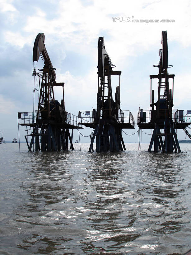 无人,竖图,室外,白天,正面,旅游,度假,河流,美景,水,中国,亚洲,一排,许多,阴影,环保,整齐,电力,光线,钢材,电缆,电线,影子,支架,河水,景观,水流,水面,云,云朵,云彩,娱乐,电塔,江苏,排列,蓝色,白云,蓝天,天空,阳光,自然,天,享受,休闲,和谐,景色,放松,能源,晴朗,支撑,生态,回收,波光粼粼,资源,队列,自然风光,供电设备,开采,钻井,油田,利用,低碳,东亚,循环,高压电塔,高压输电线,江苏省,扬州,中华人民共和国,华东地区,苏,江苏油田,扬州市,高压电线塔,高压塔,持续,晴空,彩图,hascy1