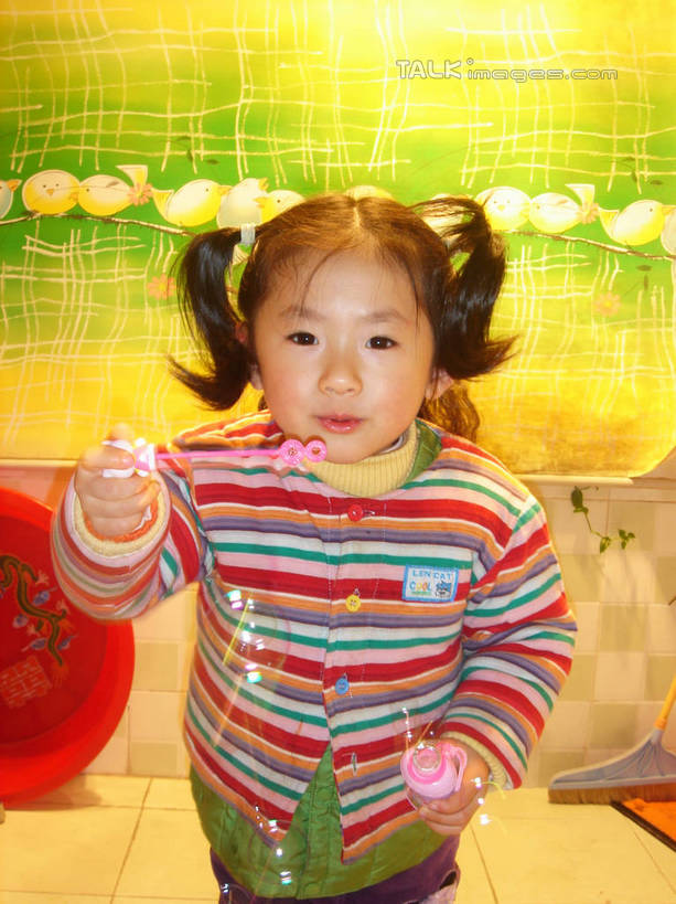 东方人,儿童,一个人,站,笑,微笑,竖图,室内,白天,正面,毛衣,纯洁,卫生间,浴室,亚洲,仅一个女性,仅一个人,握,阴影,花纹,条纹,装饰,光线,瓷砖,地砖,工具,盆,扫帚,图案,影子,塑料,灯光,地面,拿,拿着,黄种人,小孩,红色,泡泡,塑料制品,吹,清洁,站着,仅一个小孩,可爱,童年,童趣,握着,飘浮,华丽,修饰,扫把,点缀,卫生,保洁,泡泡机,童真,烂漫,无邪,浴帘,笤帚,衬托,美观,雅致,雅观,天真,女孩,女人,女性,亚洲人,孩子,淋浴房,站立,半身,彩图,绒衣,套衫,套头毛衣,线衣,冲凉房,沐浴间,沐浴室,女生,hascy1