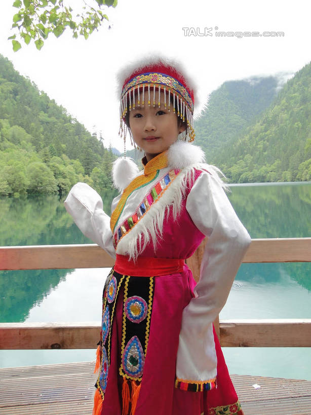 东方人,儿童,一个人,栏杆,站,举,竖图,室外,白天,正面,民族服装,旅游,度假,纯洁,河流,美景,山,山脉,树林,水,植物,九寨沟,中国,亚洲,仅一个女性,仅一个人,阴影,光线,影子,河水,景观,山峰,水流,围栏,山峦,黄种人,娱乐,手叉腰,护栏,树,树木,小孩,绿色,倒影,阳光,自然,群山,叉腰,托,站着,仅一个小孩,享受,休闲,景色,放松,可爱,童年,童趣,四川省,生长,成长,倒映,自然风光,童真,东亚,烂漫,无邪,四川,藏族服饰,阿坝,中华人民共和国,西南地区,阿坝藏族羌族自治州,阿坝州,川,九寨沟县,反照,天真,女孩,女人,女性,亚洲人,孩子,举起,举手,举着,向上举,向上伸,向上托,站立,半身,彩图,传统服装,民俗服,九寨沟风景区,四川九寨沟风景名胜区,女生,hascy1