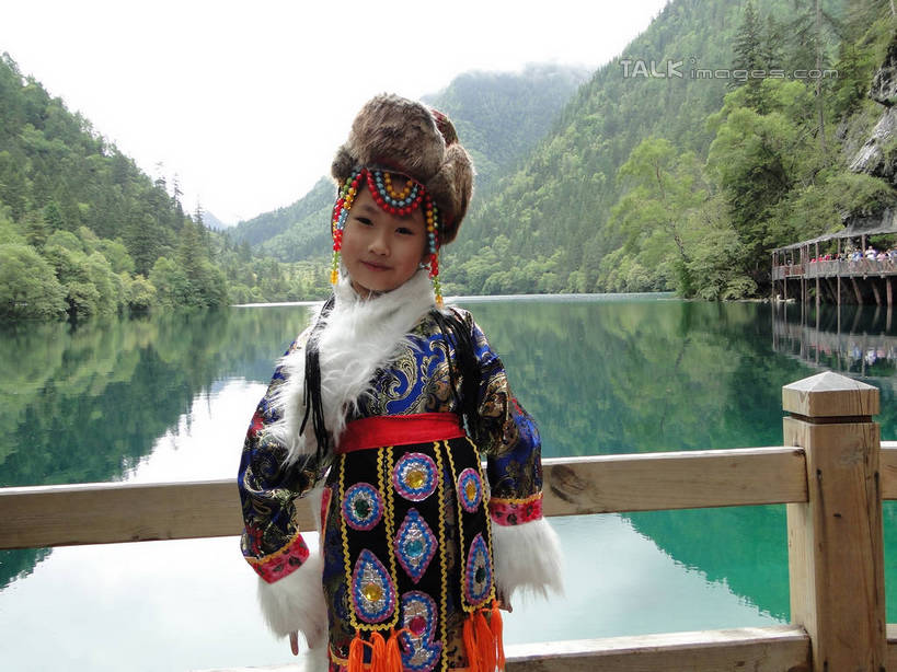 东方人,儿童,一个人,栏杆,站,举,笑,微笑,横图,室外,白天,正面,民族服装,旅游,度假,纯洁,河流,美景,山,山脉,树林,水,植物,九寨沟,中国,亚洲,仅一个女性,仅一个人,阴影,光线,影子,河水,景观,山峰,水流,围栏,山峦,倾斜,黄种人,娱乐,手叉腰,护栏,树,树木,小孩,绿色,倒影,阳光,自然,群山,叉腰,托,站着,仅一个小孩,享受,休闲,景色,放松,可爱,童年,童趣,四川省,生长,成长,倒映,自然风光,童真,东亚,烂漫,无邪,四川,藏族服饰,阿坝,中华人民共和国,西南地区,阿坝藏族羌族自治州,阿坝州,川,九寨沟县,反照,天真,女孩,女人,女性,亚洲人,孩子,举起,举手,举着,向上举,向上伸,向上托,站立,半身,彩图,传统服装,民俗服,九寨沟风景区,四川九寨沟风景名胜区,女生,hascy1