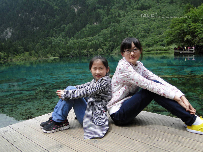 东方人,儿童,两个人,伙伴,朋友,坐,笑,微笑,露齿笑,横图,室外,白天,正面,旅游,度假,友谊,纯洁,安全,河流,美景,山,山脉,树林,水,植物,地板,九寨沟,中国,亚洲,服装,眼镜,河水,景观,山峰,水流,地面,山峦,依靠,注视,休闲装,黄种人,娱乐,木地板,树,树木,小孩,衣服,绿色,倒影,自然,群山,观察,看,倚靠,背靠背,享受,休闲,休闲服,景色,放松,可爱,童年,童趣,背对背,服饰,四川省,生长,成长,抱膝,观看,察看,倒映,关注,自然风光,近视眼镜,童真,东亚,烂漫,无邪,四川,阿坝,中华人民共和国,西南地区,阿坝藏族羌族自治州,阿坝州,川,九寨沟县,反照,天真,信任,友情,女孩,女人,女性,亚洲人,坐着,半身,彩图,九寨沟风景区,四川九寨沟风景名胜区,女生,hascy1