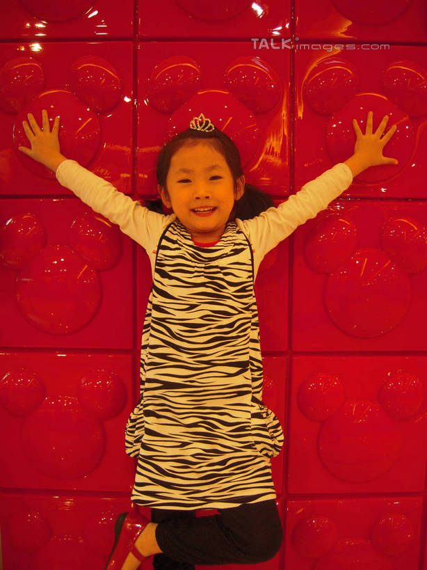 东方人,儿童,一个人,站,举,笑,微笑,露齿笑,竖图,室内,白天,正面,纯洁,亚洲,仅一个女性,仅一个人,一排,许多,阴影,整齐,装饰,光线,方格,格子,头饰,影子,米老鼠,墙,灯光,黄种人,米奇,墙壁,墙面,排列,小孩,红色,发饰,托,站着,仅一个小孩,可爱,童年,童趣,踮脚,华丽,修饰,点缀,队列,童真,烂漫,无邪,衬托,美观,雅致,雅观,天真,女孩,女人,女性,亚洲人,孩子,屈膝,举起,举手,举着,向上举,向上伸,向上托,站立,半身,彩图,五指张开,女生,hascy1