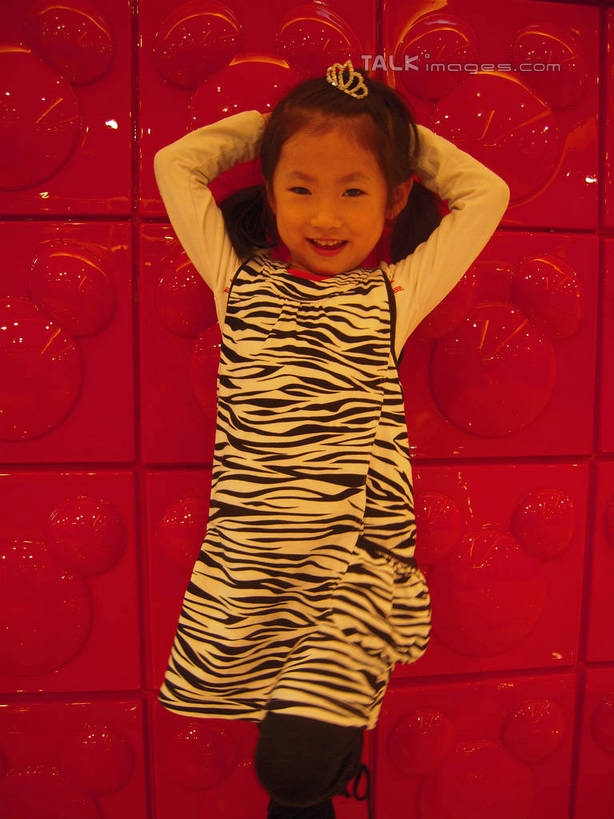 东方人,儿童,一个人,站,举,笑,微笑,露齿笑,竖图,室内,白天,正面,纯洁,亚洲,仅一个女性,仅一个人,一排,许多,抱头,阴影,整齐,装饰,光线,方格,格子,头饰,影子,米老鼠,墙,灯光,黄种人,米奇,墙壁,墙面,排列,小孩,红色,发饰,托,站着,仅一个小孩,可爱,童年,童趣,踮脚,华丽,修饰,点缀,双手抱头,队列,童真,烂漫,无邪,衬托,美观,雅致,雅观,天真,女孩,女人,女性,亚洲人,孩子,屈膝,举起,举手,举着,向上举,向上伸,向上托,站立,半身,彩图,女生,hascy1