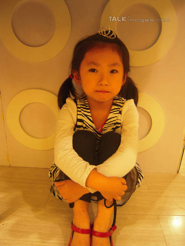 东方人,儿童,一个人,坐,竖图,室内,白天,正面,失败,纯洁,亚洲,仅一个女性,仅一个人,阴影,花纹,服装,沮丧,装饰,光线,头饰,图案,影子,墙,灯光,地面,休闲装,黄种人,墙壁,墙面,小孩,衣服,发饰,仅一个小孩,休闲,难受,休闲服,可爱,童年,童趣,无奈,豹纹,服饰,抱膝,失望,悲伤,华丽,修饰,点缀,伤心,难过,失落,童真,烂漫,无邪,颓废,挫败,受挫,落败,落空,错过,失足,失意,失策,失算,颓丧,衰颓,悲哀,懊丧,颓靡,气馁,丧气,衬托,美观,雅致,雅观,瘪嘴,败北,挫折,失利,天真,女孩,女人,女性,亚洲人,孩子,屈膝,坐着,半身,彩图,女生,双手抱膝,hascy1