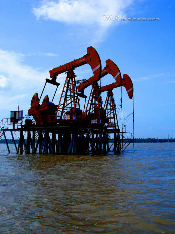 无人,竖图,室外,白天,正面,旅游,度假,石油,机器,河流,水,中国,亚洲,阴影,光线,影子,河水,水流,云,云朵,云彩,娱乐,江苏,红色,蓝色,白云,倒影,风景,蓝天,天空,阳光,天,享受,休闲,机械,景色,放松,晴朗,风光,挖掘,波光粼粼,倒映,景物,开采,东亚,江苏省,扬州,抽油机,中华人民共和国,华东地区,苏,江苏油田,磕头机,游梁式抽油机,扬州市,风物,光景,景致,开掘,反照,发掘,梁式抽油机,晴空,彩图,hascy1