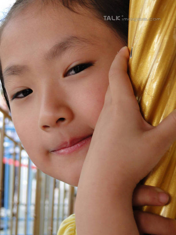 东方人,儿童,脸,头,脸颊,手,一个人,站,笑,微笑,竖图,室外,特写,白天,正面,纯洁,中国,亚洲,仅一个女性,仅一个人,服装,螺旋,柱子,注视,休闲装,黄种人,肩膀,小孩,衣服,观察,看,靠,靠着,倚靠,站着,仅一个小孩,休闲,手部,休闲服,金色,抓,可爱,童年,童趣,服饰,观看,察看,抓着,倚着,关注,童真,东亚,烂漫,无邪,安徽,安徽省,芜湖,中华人民共和国,华东地区,皖,芜湖市,方特梦幻王国,天真,女孩,女人,女性,亚洲人,孩子,头部,脸部,脸蛋,面部,站立,半身,彩图,女生,hascy1