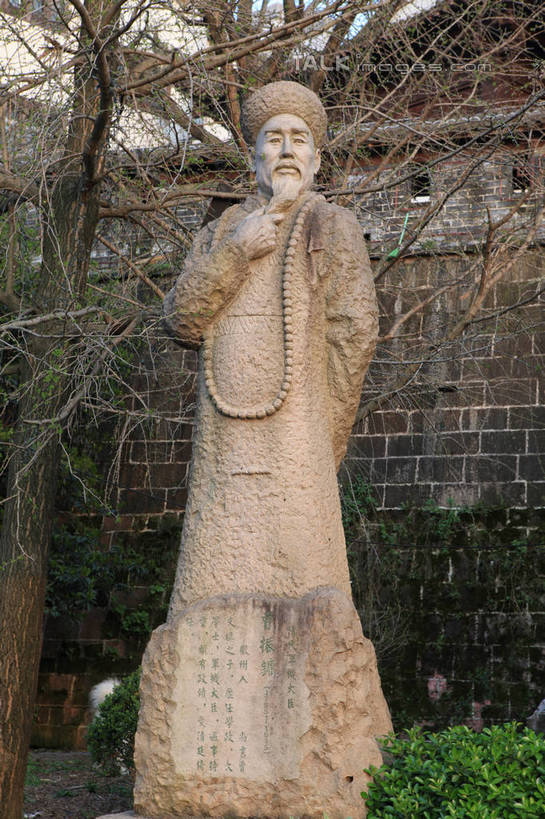 东方人,胡须,一个人,无人,家,站,摸,竖图,室外,白天,正面,旅游,度假,黄山,名胜古迹,植物,标志建筑,地标,建筑,帽子,雕塑,中国,亚洲,仅一个男性,仅一个人,仅一个中年男性,一座,抚摸,服装,遗迹,艺术,装饰,雕刻,雕像,房屋,墙,屋子,古城,地面,注视,黄种人,古迹,文化,文物,娱乐,建设,古建筑,楼房,石雕,民居,民宅,墙壁,墙面,住宅,树,树木,衣服,绿色,自然,工艺品,观察,看,站着,享受,休闲,旅游胜地,放松,服饰,生长,成长,观看,纪念,美术,察看,衣着,穿着,关注,主题,陈列,古文明,东亚,安徽,安徽省,黄山市,歙县,中华人民共和国,华东地区,功能,美学,皖,衣饰,曹振镛,俪生,军机大臣,男人,男性,中年男性,亚洲人,山羊胡,胡子,触摸,接触,站立,彩图,房子,朝服,传统文化,rzwdb1