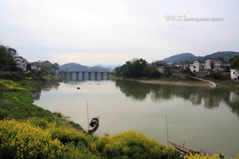 无人,家,农田,横图,室外,白天,正面,旅游,度假,庄稼,农作物,黄山,河流,石头,山,水,植物,船,中国,亚洲,一条,停靠,阴影,光线,石子,影子,房屋,屋子,河水,山峰,水流,云,云朵,桥,木船,地面,山峦,云彩,娱乐,石桥,楼房,民居,民宅,住宅,栈桥,树,树木,一只,蓝色,绿色,白云,倒影,蓝天,天空,阳光,自然,交通工具,天,油菜花,享受,休闲,旅游胜地,放松,生长,晴朗,成长,人行桥,倒映,舟,载具,东亚,安徽,安徽省,黄山市,歙县,渔梁坝,中华人民共和国,华东地区,皖,反照,渔梁,渔梁村,石块,晴空,彩图,耕地,庄稼田,房子,芸苔,芸薹,rzwdb1
