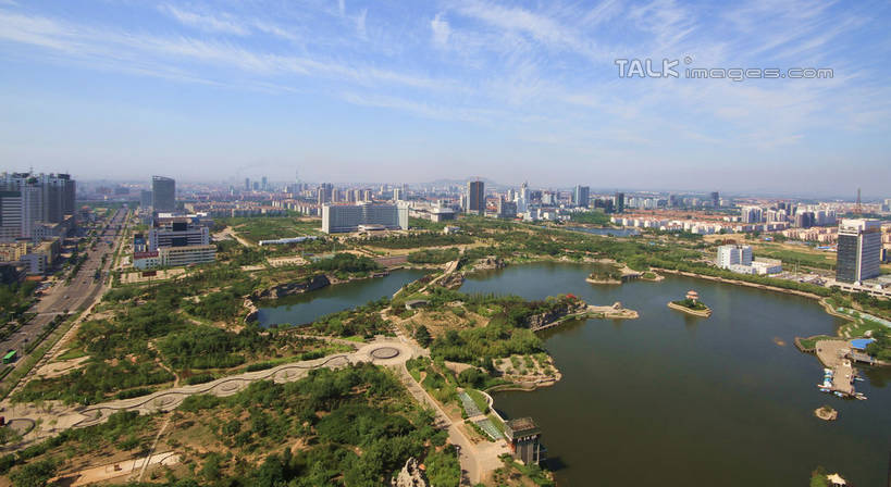 无人,公园,高楼大厦,横图,俯视,航拍,室外,白天,度假,草地,草坪,湖,湖泊,美景,树林,水,植物,城市风光,城市,大厦,道路,建筑,路,摩天大楼,公路,中国,亚洲,阴影,光线,影子,湖面,景观,水流,水面,云,云朵,建筑群,交通,云彩,娱乐,山东,草,树,树木,蓝色,绿色,白云,蓝天,天空,阳光,自然,湖水,天,享受,休闲,景色,放松,生长,晴朗,成长,鸟瞰,东亚,山东省,日照,中华人民共和国,华东地区,鲁,日照市,银河公园,晴空,马路,彩图,高角度拍摄,大楼,高层建筑,高楼,摩天楼,rzwdb1