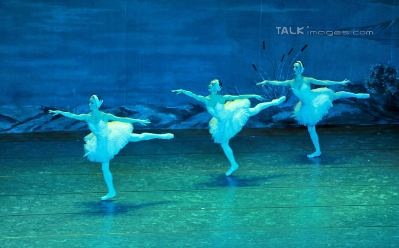 西方人,三个人,舞台,站,跳,伸展双臂,横图,俯视,室内,白天,背景,裙子,跳舞,芭蕾,欧洲,欧洲人,一排,表演,阴影,整齐,光线,影子,灯光,扮演,排列,站着,短裙,帷幕,踮脚,演出,队列,帷幔,幕布,舞姿,幕帘,芭蕾舞裙,芭蕾裙,帷幔布,天鹅湖,芭蕾舞,年轻女性,女人,女性,白种人,表演台,敞开双臂,伸开双臂,跳跃,展开双肩,站立,张开手臂,张开双臂,布景,彩图,高角度拍摄,全身,舞蹈,rzwdb1