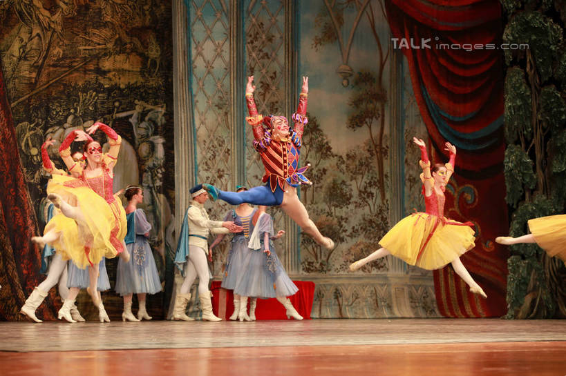 西方人,舞台,站,跳,伸展双臂,横图,室内,白天,背景,正面,裙子,跳舞,芭蕾,欧洲,欧洲人,表演,阴影,光线,影子,灯光,许多人,半空,扮演,站着,一群人,短裙,帷幕,演出,帷幔,幕布,舞姿,幕帘,芭蕾舞裙,芭蕾裙,帷幔布,天鹅湖,芭蕾舞,男人,男性,年轻男性,年轻女性,女人,女性,白种人,表演台,敞开双臂,伸开双臂,跳跃,展开双肩,站立,张开手臂,张开双臂,半身,布景,彩图,舞蹈,rzwdb1