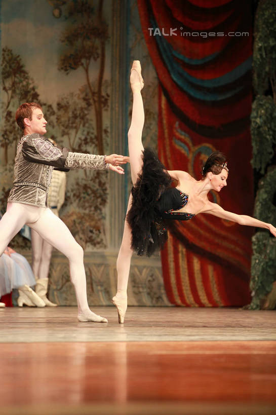 西方人,舞台,站,坐,伸展双臂,竖图,室内,白天,背景,正面,裙子,跳舞,芭蕾,欧洲,欧洲人,表演,阴影,光线,影子,灯光,许多人,扮演,站着,一群人,短裙,帷幕,张开双腿,演出,帷幔,幕布,舞姿,幕帘,芭蕾舞裙,芭蕾裙,帷幔布,天鹅湖,芭蕾舞,男人,男性,年轻男性,年轻女性,女人,女性,白种人,表演台,敞开双臂,伸开双臂,展开双肩,站立,张开手臂,张开双臂,坐着,布景,彩图,全身,舞蹈,rzwdb1