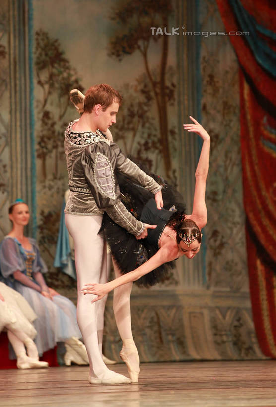 西方人,舞台,站,坐,跳,伸展双臂,竖图,室内,白天,背景,侧面,裙子,跳舞,芭蕾,欧洲,欧洲人,表演,阴影,光线,影子,灯光,许多人,扮演,站着,一群人,短裙,帷幕,演出,帷幔,幕布,舞姿,幕帘,芭蕾舞裙,芭蕾裙,帷幔布,天鹅湖,芭蕾舞,男人,男性,年轻男性,年轻女性,女人,女性,白种人,表演台,敞开双臂,伸开双臂,跳跃,展开双肩,站立,张开手臂,张开双臂,坐着,布景,彩图,全身,舞蹈,rzwdb1