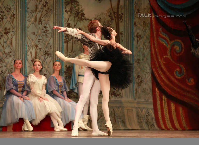 西方人,舞台,站,坐,跳,伸展双臂,横图,室内,白天,背景,正面,裙子,跳舞,芭蕾,欧洲,欧洲人,表演,阴影,光线,影子,灯光,许多人,扮演,站着,一群人,短裙,帷幕,演出,帷幔,幕布,舞姿,幕帘,芭蕾舞裙,芭蕾裙,帷幔布,天鹅湖,芭蕾舞,男人,男性,年轻男性,年轻女性,女人,女性,白种人,表演台,敞开双臂,伸开双臂,跳跃,展开双肩,站立,张开手臂,张开双臂,坐着,布景,彩图,全身,舞蹈,rzwdb1