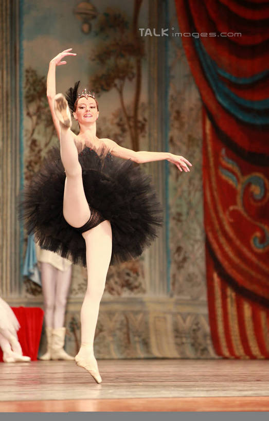 西方人,两个人,舞台,站,坐,跳,伸展双臂,竖图,室内,白天,背景,正面,裙子,跳舞,芭蕾,欧洲,欧洲人,表演,阴影,光线,影子,灯光,扮演,站着,短裙,帷幕,演出,帷幔,幕布,舞姿,幕帘,芭蕾舞裙,芭蕾裙,帷幔布,天鹅湖,芭蕾舞,男人,男性,年轻男性,年轻女性,女人,女性,白种人,表演台,敞开双臂,伸开双臂,跳跃,展开双肩,站立,张开手臂,张开双臂,坐着,布景,彩图,全身,舞蹈,rzwdb1