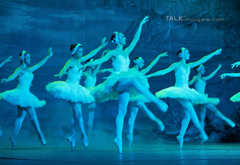 西方人,舞台,站,伸展双臂,横图,室内,白天,背景,侧面,裙子,跳舞,芭蕾,欧洲,欧洲人,表演,阴影,光线,影子,灯光,许多人,扮演,站着,一群人,短裙,帷幕,踮脚,演出,帷幔,幕布,舞姿,幕帘,芭蕾舞裙,芭蕾裙,帷幔布,天鹅湖,芭蕾舞,年轻女性,女人,女性,白种人,表演台,敞开双臂,伸开双臂,展开双肩,站立,张开手臂,张开双臂,布景,彩图,全身,舞蹈,rzwdb1