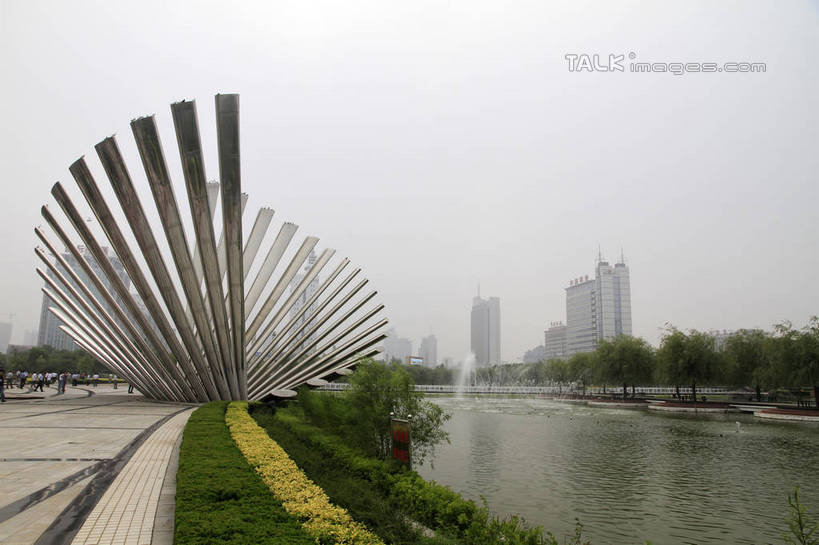 无人,高楼大厦,横图,室外,白天,正面,抽象,度假,湖,湖泊,美景,树林,水,植物,城市风光,城市,大厦,建筑,摩天大楼,雕塑,中国,亚洲,阴影,艺术,装饰,光线,瓷砖,地砖,雕刻,雕像,影子,湖面,景观,水流,水面,地面,娱乐,山东,树,树木,蓝色,绿色,蓝天,天空,阳光,自然,工艺品,湖水,天,享受,休闲,景色,放松,生长,晴朗,成长,纪念,美术,主题,陈列,东亚,山东省,万里无云,中华人民共和国,华东地区,功能,美学,鲁,滨州,滨州市,晴空,晴空万里,彩图,大楼,高层建筑,高楼,摩天楼,rzwdb1