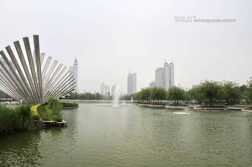 无人,高楼大厦,横图,室外,白天,正面,抽象,度假,湖,湖泊,美景,树林,水,植物,城市风光,城市,大厦,建筑,摩天大楼,喷泉,雕塑,中国,亚洲,阴影,艺术,装饰,光线,瓷砖,地砖,雕刻,雕像,影子,湖面,景观,水流,水面,地面,文化,娱乐,山东,树,树木,蓝色,绿色,蓝天,天空,阳光,自然,工艺品,湖水,天,品味,享受,休闲,景色,放松,生长,晴朗,成长,纪念,美术,主题,水景,陈列,东亚,山东省,万里无云,中华人民共和国,华东地区,功能,美学,美观,鲁,滨州,滨州市,设计,晴空,晴空万里,彩图,大楼,高层建筑,高楼,摩天楼,rzwdb1
