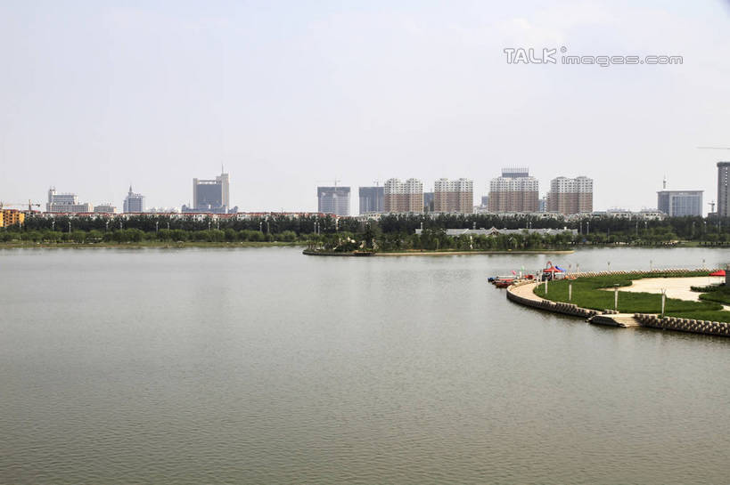 无人,高楼大厦,横图,室外,白天,正面,度假,草地,草坪,湖,湖泊,美景,水,植物,城市风光,城市,大厦,建筑,摩天大楼,中国,亚洲,阴影,光线,影子,湖面,景观,水流,水面,云,云朵,云彩,娱乐,山东,草,树,树木,蓝色,绿色,白云,倒影,蓝天,天空,阳光,自然,湖水,天,享受,休闲,景色,放松,生长,晴朗,成长,波光粼粼,倒映,东亚,山东省,中华人民共和国,华东地区,鲁,滨州,滨州市,反照,晴空,彩图,大楼,高层建筑,高楼,摩天楼,rzwdb1