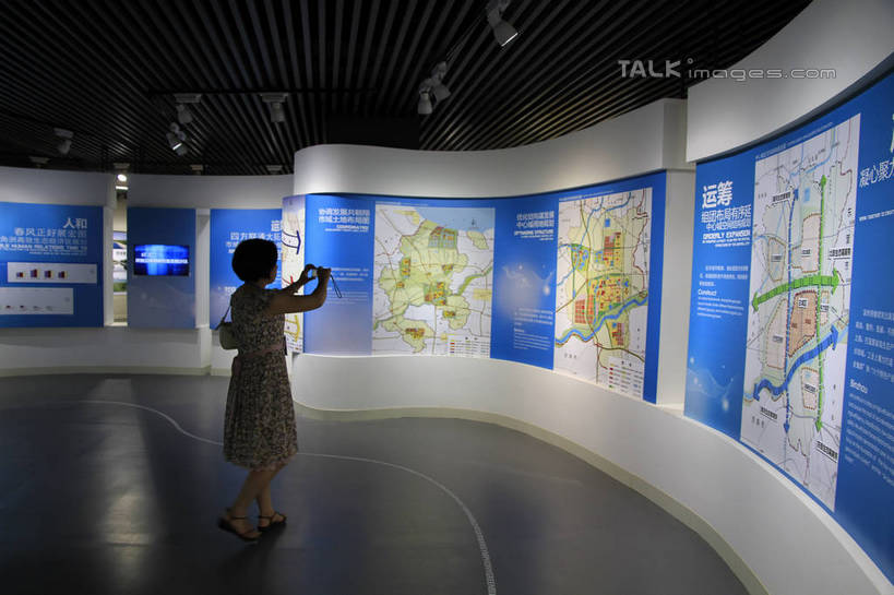 东方人,一个人,站,举,横图,室内,白天,正面,度假,美景,天花板,城市风光,城市,道路,地图,相机,照明,中国,亚洲,仅一个女性,仅一个人,蓝色背景,信息,墙,景观,灯光,地面,交通,黄种人,方向,娱乐,山东,墙壁,墙面,灯,拍照,数码相机,灯具,托,站着,仅一个中年女性,享受,休闲,展示,射灯,景色,放松,摄影,引导,指引,展览,照亮,照明设备,展览馆,东亚,山东省,中华人民共和国,华东地区,鲁,滨州,滨州市,城市规划展览馆,展馆,女人,女性,中年女性,亚洲人,照相机,举起,举手,举着,向上举,向上伸,向上托,站立,彩图,全身,照相,导航,rzwdb1