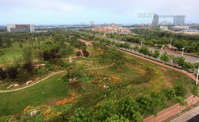 无人,横图,俯视,航拍,室外,白天,度假,草地,草坪,河流,美景,树林,水,植物,城市风光,城市,道路,路,路灯,公路,照明,中国,亚洲,阴影,光线,影子,河水,景观,水流,灯光,交通,娱乐,山东,灯,草,树,树木,绿色,天空,阳光,自然,天,享受,休闲,景色,放松,生长,成长,照亮,照明设备,鸟瞰,东亚,山东省,日照,中华人民共和国,华东地区,鲁,日照市,马路,彩图,高角度拍摄,rzwdb1