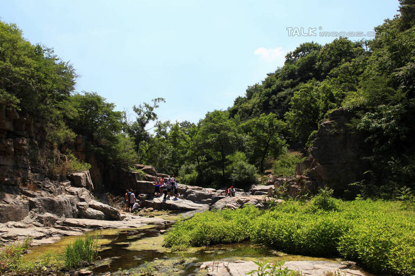 无人,横图,室外,白天,正面,旅游,度假,草地,草坪,河流,美景,山,树林,水,植物,中国,亚洲,阴影,光线,影子,河水,景观,山峰,水流,山峦,娱乐,山东,草,树,树木,绿色,天空,阳光,自然,天,享受,休闲,景色,放松,生长,成长,自然风光,东亚,山东省,日照,中华人民共和国,华东地区,鲁,日照市,五莲山,五莲山风景名胜区,五莲县,彩图,rzwdb1