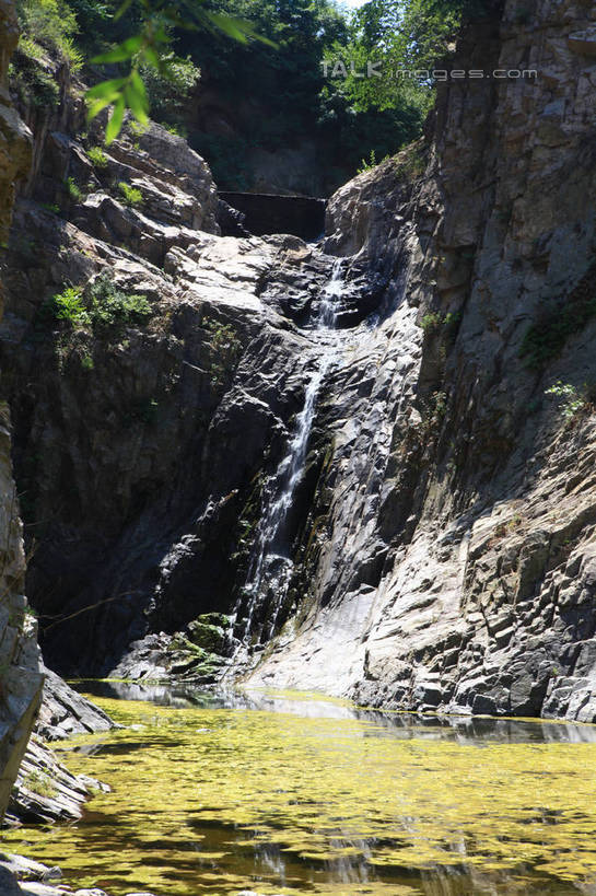 无人,竖图,室外,白天,正面,旅游,度假,草地,草坪,河流,石头,美景,山,树林,水,植物,中国,亚洲,阴影,光线,石子,影子,河水,景观,山峰,水流,山峦,娱乐,山东,草,树,树木,绿色,天空,阳光,自然,天,享受,休闲,景色,放松,生长,成长,自然风光,东亚,山东省,日照,中华人民共和国,华东地区,鲁,日照市,五莲山,五莲山风景名胜区,五莲县,涧,山涧,石块,溪涧,彩图,rzwdb1