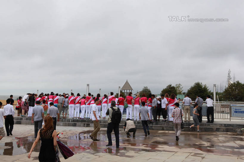 东方人,西方人,广场,栏杆,站,走,横图,室外,白天,度假,美景,植物,城市风光,城市,欧洲,中国,欧洲人,亚洲,游客,游人,阴影,服装,光线,影子,景观,水渍,云,云朵,围栏,地面,许多人,云彩,休闲装,黄种人,娱乐,山东,护栏,树,树木,背面,衣服,红色,绿色,天空,阳光,自然,天,站着,一群人,享受,休闲,休闲服,景色,放松,服饰,生长,成长,东亚,山东省,日照,中华人民共和国,华东地区,鲁,日照市,刘家湾赶海园,男人,男性,年轻男性,年轻女性,女人,女性,白种人,亚洲人,步行,散步,站立,走路,半身,彩图,rzwdb1