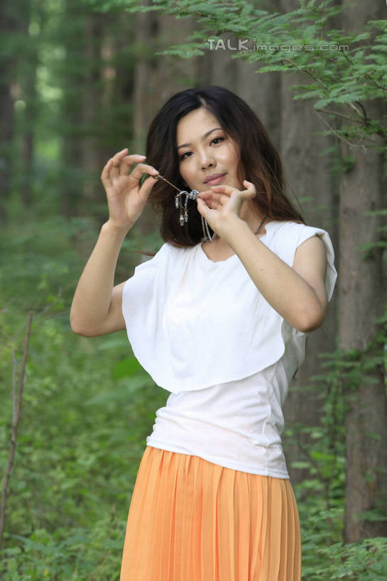 东方人,一个人,站,举,笑,捏,微笑,竖图,室外,白天,正面,裙子,T恤衫,旅游,度假,草地,草坪,美景,树林,植物,项链,中国,亚洲,仅一个年轻女性,仅一个女性,仅一个人,朦胧,模糊,景观,捏着,T恤,黄种人,娱乐,长裙,山东,装饰品,草,树,树木,绿色,白色,自然,饰品,首饰,托,站着,享受,休闲,橙色,景色,放松,生长,成长,半身裙,自然风光,东亚,山东省,日照,中华人民共和国,华东地区,鲁,日照市,鲁南海滨国家森林公园,年轻女性,女人,女性,亚洲人,长发,卷发,举起,举手,举着,向上举,向上伸,向上托,站立,半身,彩图,rzwdb1