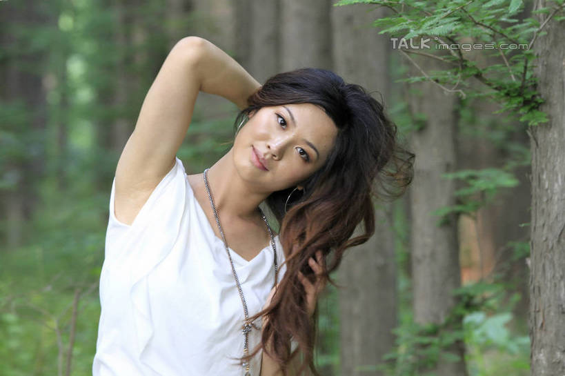 东方人,一个人,站,举,笑,摸,微笑,横图,室外,白天,正面,T恤衫,旅游,度假,草地,草坪,美景,树林,植物,项链,中国,亚洲,仅一个年轻女性,仅一个女性,仅一个人,抱头,抚摸,朦胧,模糊,景观,倾斜,T恤,黄种人,娱乐,山东,装饰品,草,树,树木,绿色,白色,自然,饰品,首饰,托,站着,享受,休闲,景色,放松,生长,成长,自然风光,东亚,山东省,日照,中华人民共和国,华东地区,鲁,日照市,鲁南海滨国家森林公园,年轻女性,女人,女性,亚洲人,长发,卷发,触摸,接触,举起,举手,举着,向上举,向上伸,向上托,站立,半身,彩图,rzwdb1