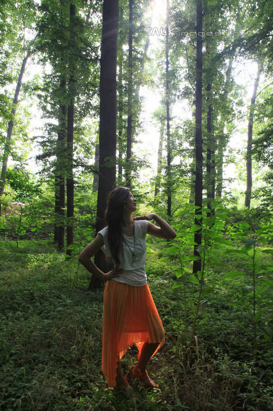 东方人,一个人,站,举,笑,微笑,露齿笑,竖图,室外,白天,裙子,T恤衫,旅游,度假,草地,草坪,美景,树林,植物,项链,中国,亚洲,仅一个年轻女性,仅一个女性,仅一个人,阴影,朦胧,模糊,光线,影子,景观,T恤,注视,黄种人,娱乐,长裙,手叉腰,山东,装饰品,草,树,树木,背面,绿色,白色,阳光,自然,饰品,首饰,叉腰,观察,看,靠,靠着,托,倚靠,站着,享受,休闲,橙色,景色,放松,生长,成长,观看,半身裙,察看,倚着,关注,自然风光,东亚,山东省,日照,中华人民共和国,华东地区,鲁,日照市,鲁南海滨国家森林公园,年轻女性,女人,女性,亚洲人,长发,卷发,举起,举手,举着,抬头,向上举,向上伸,向上托,仰头,站立,彩图,全身,rzwdb1