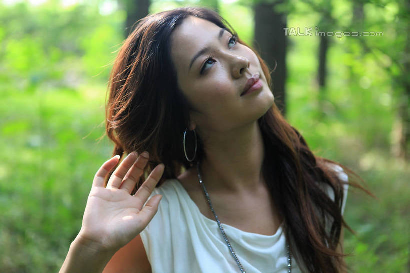 东方人,脸,头,脸颊,一个人,站,举,笑,微笑,横图,室外,特写,白天,正面,T恤衫,旅游,度假,草地,草坪,美景,树林,植物,项链,中国,亚洲,仅一个年轻女性,仅一个女性,仅一个人,阴影,朦胧,模糊,光线,影子,景观,T恤,注视,黄种人,娱乐,山东,装饰品,草,树,树木,绿色,白色,阳光,自然,饰品,首饰,观察,看,托,站着,享受,休闲,景色,放松,生长,成长,观看,察看,关注,自然风光,东亚,山东省,日照,中华人民共和国,华东地区,鲁,日照市,鲁南海滨国家森林公园,年轻女性,女人,女性,亚洲人,头部,长发,卷发,脸部,脸蛋,面部,举起,举手,举着,抬头,向上举,向上伸,向上托,仰头,站立,半身,彩图,rzwdb1