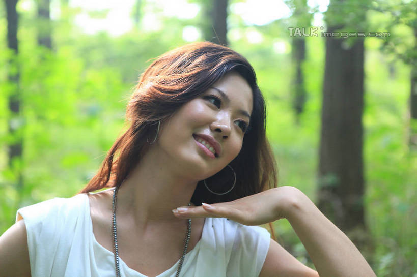 东方人,脸,头,脸颊,一个人,站,举,笑,微笑,露齿笑,横图,室外,特写,白天,正面,T恤衫,旅游,度假,草地,草坪,美景,树林,植物,项链,中国,亚洲,仅一个年轻女性,仅一个女性,仅一个人,阴影,朦胧,模糊,光线,影子,景观,倾斜,T恤,注视,黄种人,娱乐,并拢,山东,装饰品,草,树,树木,绿色,白色,阳光,自然,饰品,首饰,观察,看,托,站着,享受,休闲,景色,放松,生长,成长,观看,察看,关注,自然风光,东亚,山东省,日照,中华人民共和国,华东地区,鲁,日照市,鲁南海滨国家森林公园,年轻女性,女人,女性,亚洲人,头部,长发,卷发,脸部,脸蛋,面部,举起,举手,举着,向上举,向上伸,向上托,站立,半身,彩图,rzwdb1