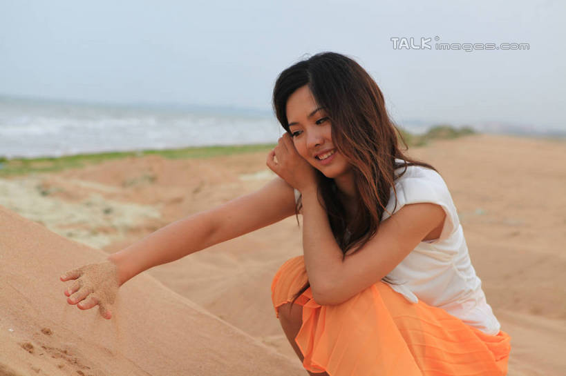 东方人,一个人,蹲,举,笑,微笑,露齿笑,横图,室外,白天,侧面,裙子,T恤衫,旅游,度假,海浪,海洋,美景,沙滩,项链,中国,亚洲,仅一个年轻女性,仅一个女性,仅一个人,沙子,海岸,景观,浪花,沙地,T恤,注视,黄种人,娱乐,长裙,山东,装饰品,蓝色,白色,蓝天,天空,自然,海水,饰品,首饰,天,观察,看,托,享受,休闲,橙色,景色,放松,晴朗,观看,半身裙,察看,关注,自然风光,海景,东亚,山东省,日照,万里无云,中华人民共和国,华东地区,鲁,日照市,鲁南海滨国家森林公园,年轻女性,女人,女性,亚洲人,长发,卷发,大海,风浪,海,海水的波动,海滩,近岸浪,涌浪,晴空,晴空万里,蹲着,举起,举手,举着,向上举,向上伸,向上托,半身,彩图,rzwdb1
