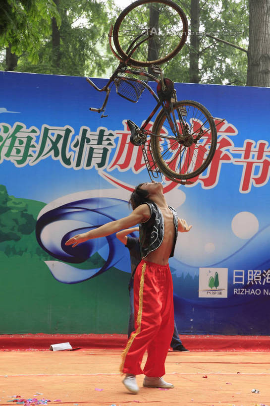 东方人,一个人,演员,观众,跳舞者,公园,舞台,站,伸展双臂,竖图,室外,白天,正面,度假,跳舞,美景,树林,植物,城市风光,城市,自行车,中国,亚洲,仅一个男性,仅一个人,一辆,表演,咬,阴影,服装,光线,标志,文字,影子,字符,景观,树荫,注视,黄种人,娱乐,标识,山东,广告,车,脚踏车,树,树木,扮演,仅一个年轻男性,杂技,绿色,阳光,自然,交通工具,看,站着,享受,休闲,汉字,景色,放松,生长,成长,咬着,演出,优美,关注,中文,载具,舞姿,演出服,东亚,特技,旅游节,山东省,日照,森林公园,中华人民共和国,华东地区,国文,华文,鲁,日照市,日照海滨国家森林公园,男人,男性,年轻男性,亚洲人,观赏人员,舞蹈家,舞蹈演员,舞者,敞开双臂,伸开双臂,抬头,仰头,展开双肩,站立,张开手臂,张开双臂,彩图,全身,舞蹈,rzwdb1