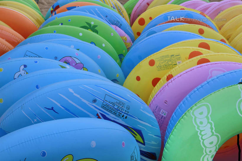 游泳,东方人,无人,横图,俯视,室外,白天,中国,亚洲,一排,许多,阴影,花纹,整齐,装饰,光线,救生圈,图案,影子,塑料,黄种人,山东,排列,黄色,蓝色,阳光,塑料制品,游泳圈,充气,浴场,华丽,修饰,点缀,救生,海滨,队列,东亚,山东省,日照,中华人民共和国,华东地区,衬托,美观,雅致,雅观,鲁,泅水,日照市,海滨浴场,亚洲人,彩图,高角度拍摄,rzwdb1