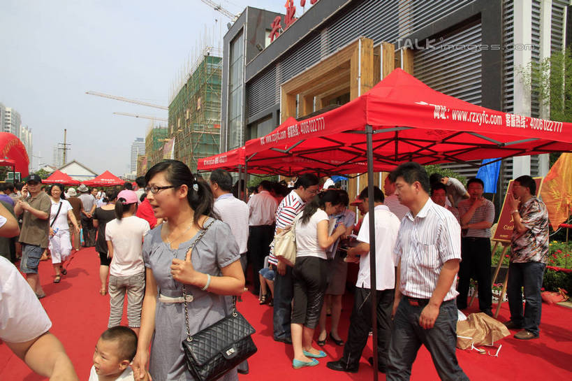 东方人,家,站,横图,室外,白天,正面,度假,美景,植物,城市风光,城市,道路,路,公路,中国,亚洲,阴影,装饰,光线,影子,遮阳伞,塑料,房屋,屋子,景观,横幅,地面,交通,许多人,黄种人,娱乐,山东,楼房,住宅,树,树木,红色,绿色,天空,阳光,自然,气球,塑料制品,天,站着,一群人,享受,休闲,橡胶,景色,放松,金融,生长,经济,成长,飘浮,华丽,修饰,点缀,购买,房地产,橡胶制品,东亚,发展,山东省,日照,中华人民共和国,华东地区,衬托,美观,雅致,雅观,鲁,日照市,回暖,楼市,男人,男性,年轻男性,年轻女性,女人,女性,亚洲人,马路,站立,半身,彩图,房子,rzwdb1