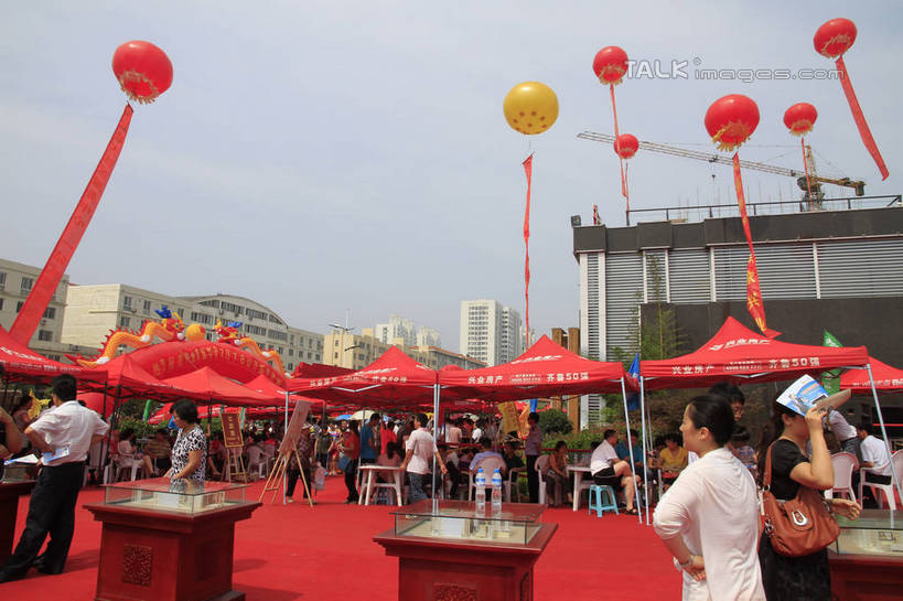 东方人,家,站,坐,横图,室外,白天,正面,度假,美景,植物,桌面,桌子,城市风光,城市,道路,路,公路,中国,亚洲,阴影,装饰,光线,影子,遮阳伞,塑料,房屋,屋子,景观,横幅,地面,交通,许多人,黄种人,娱乐,山东,楼房,住宅,树,树木,红色,绿色,天空,阳光,自然,气球,塑料制品,天,站着,一群人,享受,休闲,橡胶,景色,放松,金融,生长,经济,成长,飘浮,华丽,修饰,点缀,购买,房地产,橡胶制品,东亚,发展,山东省,日照,中华人民共和国,华东地区,衬托,美观,雅致,雅观,鲁,日照市,回暖,楼市,男人,男性,年轻男性,年轻女性,女人,女性,亚洲人,马路,站立,坐着,半身,彩图,房子,rzwdb1