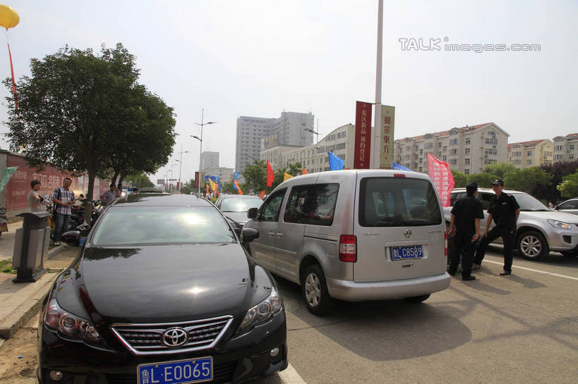 东方人,四个人,交警,家,高楼大厦,站,横图,室外,白天,正面,度假,美景,植物,城市风光,城市,大厦,道路,建筑,路,摩天大楼,公路,汽车,中国,亚洲,三辆,停靠,阴影,装饰,光线,影子,塑料,房屋,屋子,景观,横幅,地面,交通,黄种人,娱乐,山东,楼房,住宅,车,树,树木,红色,绿色,天空,阳光,自然,气球,塑料制品,交通工具,轿车,天,站着,享受,休闲,橡胶,景色,放松,金融,生长,经济,成长,飘浮,华丽,修饰,点缀,载具,房地产,橡胶制品,东亚,发展,山东省,日照,中华人民共和国,华东地区,衬托,美观,雅致,雅观,鲁,日照市,回暖,楼市,男人,男性,年轻男性,年轻女性,女人,女性,亚洲人,保安,交通管理员,交通警察,马路,站立,半身,彩图,房子,大楼,高层建筑,高楼,摩天楼,rzwdb1