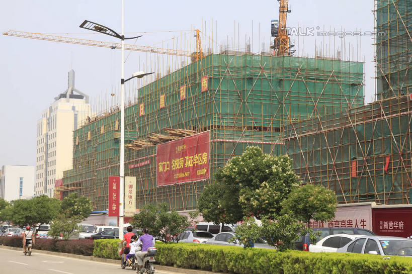 家,横图,室外,白天,度假,美景,植物,城市风光,城市,道路,路,路灯,公路,汽车,照明,中国,亚洲,许多,停靠,阴影,装饰,光线,标志,文字,影子,支架,字符,塑料,房屋,屋子,景观,横幅,灯光,地面,交通,娱乐,标识,山东,楼房,脚手架,住宅,车,电瓶车,灯,树,树木,背面,红色,绿色,天空,阳光,自然,气球,塑料制品,建筑工地,交通工具,轿车,天,行驶,享受,休闲,汉字,橡胶,景色,放松,金融,生长,经济,成长,飘浮,华丽,修饰,照亮,点缀,照明设备,中文,载具,房地产,橡胶制品,东亚,发展,山东省,日照,中华人民共和国,华东地区,衬托,美观,雅致,雅观,国文,华文,鲁,地盘,建筑地盘,施工地盘,日照市,回暖,楼市,马路,彩图,全身,房子,工地,rzwdb1