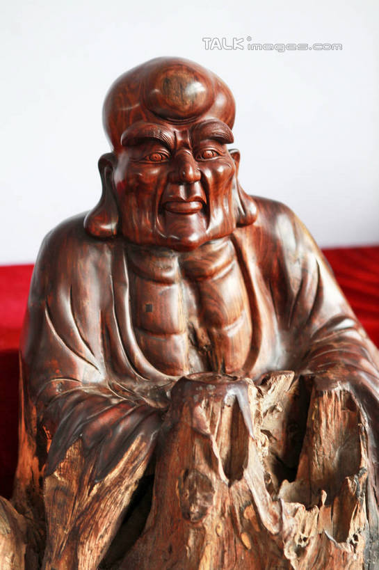 东方人,一个人,无人,和尚,坐,闭眼,竖图,室内,白天,正面,静物,雕塑,亚洲,仅一个男性,仅一个人,仅一个中年男性,阴影,节日,艺术,装饰,光线,光泽,木制,雕刻,雕像,佛像,影子,墙,棕色,织物,光芒,黄种人,文化,墙壁,墙面,红色,白色,阳光,木制品,工艺品,祈祷,健康,展示,许愿,宗教,根雕,佛教,信仰,纪念,展览,支撑,祈求,美术,主题,陈列,罗汉,功能,美学,释教,阿罗汉,静坐罗汉,诺距罗,诺距罗尊者,十八罗汉,绒布,平安,男人,男性,中年男性,亚洲人,比丘,高僧,僧,僧侣,僧人,沙弥,修行僧,闭眼睛,闭着眼,闭着眼睛,坐着,半身,彩图,rzwdb1