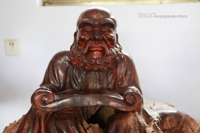东方人,一个人,无人,和尚,坐,捧,横图,室内,白天,正面,哺乳动物,大象,野生动物,静物,雕塑,亚洲,仅一个男性,仅一个人,仅一个中年男性,一头,阴影,节日,艺术,装饰,光线,光泽,木制,雕刻,雕像,佛像,影子,墙,棕色,织物,光芒,黄种人,文化,墙壁,墙面,红色,白色,阳光,动物,木制品,工艺品,祈祷,健康,展示,许愿,宗教,根雕,佛教,信仰,纪念,展览,支撑,祈求,美术,主题,经书,陈列,罗汉,功能,美学,释教,经籍,阿罗汉,迦理迦尊者,骑象罗汉,十八罗汉,绒布,平安,男人,男性,中年男性,亚洲人,象,比丘,高僧,僧,僧侣,僧人,沙弥,修行僧,端,端着,捧着,手捧,坐着,半身,彩图,rzwdb1