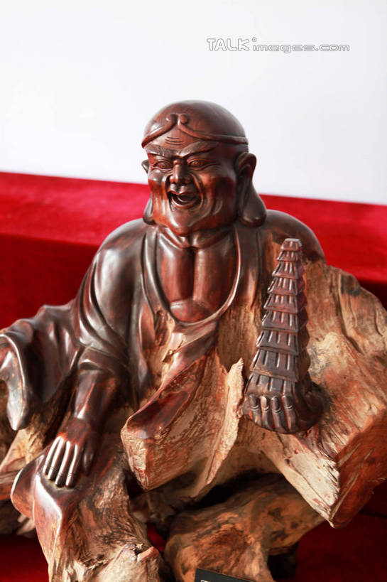 东方人,一个人,无人,和尚,坐,举,竖图,室内,白天,正面,静物,雕塑,亚洲,仅一个男性,仅一个人,仅一个中年男性,阴影,节日,艺术,装饰,光线,光泽,木制,雕刻,雕像,佛像,影子,墙,棕色,织物,光芒,黄种人,文化,墙壁,墙面,红色,白色,阳光,木制品,工艺品,祈祷,托,健康,展示,许愿,宗教,根雕,佛教,信仰,纪念,展览,支撑,祈求,美术,主题,陈列,罗汉,功能,美学,释教,阿罗汉,十八罗汉,苏频陀,苏频陀尊者,托塔罗汉,绒布,平安,男人,男性,中年男性,亚洲人,比丘,高僧,僧,僧侣,僧人,沙弥,修行僧,举起,举手,举着,向上举,向上伸,向上托,坐着,半身,彩图,rzwdb1