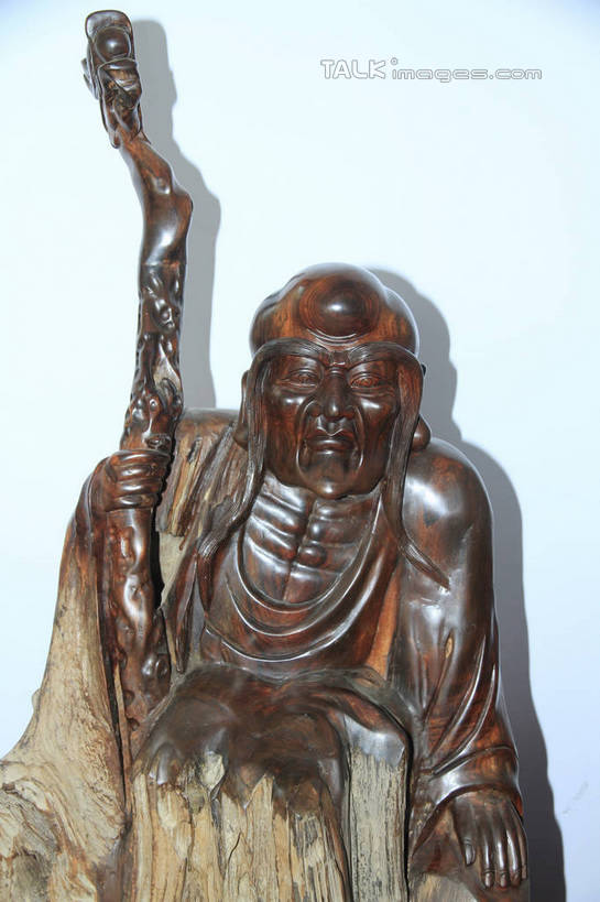 东方人,一个人,无人,和尚,站,笑,微笑,竖图,室内,白天,正面,静物,雕塑,亚洲,仅一个男性,仅一个人,仅一个中年男性,阴影,节日,艺术,装饰,光线,光泽,木制,雕刻,雕像,佛像,影子,墙,棕色,织物,光芒,黄种人,文化,墙壁,墙面,红色,白色,阳光,木制品,工艺品,祈祷,站着,健康,展示,许愿,宗教,根雕,佛教,信仰,拐杖,纪念,展览,支撑,祈求,美术,主题,陈列,罗汉,功能,美学,释教,阿罗汉,阿氏多,阿氏多尊者,十八罗汉,长眉罗汉,绒布,平安,男人,男性,中年男性,亚洲人,比丘,高僧,僧,僧侣,僧人,沙弥,修行僧,站立,半身,彩图,拄着,rzwdb1